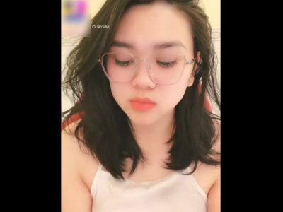 Hot girl mắt kiếng Trà yylive show hàng cực gắt